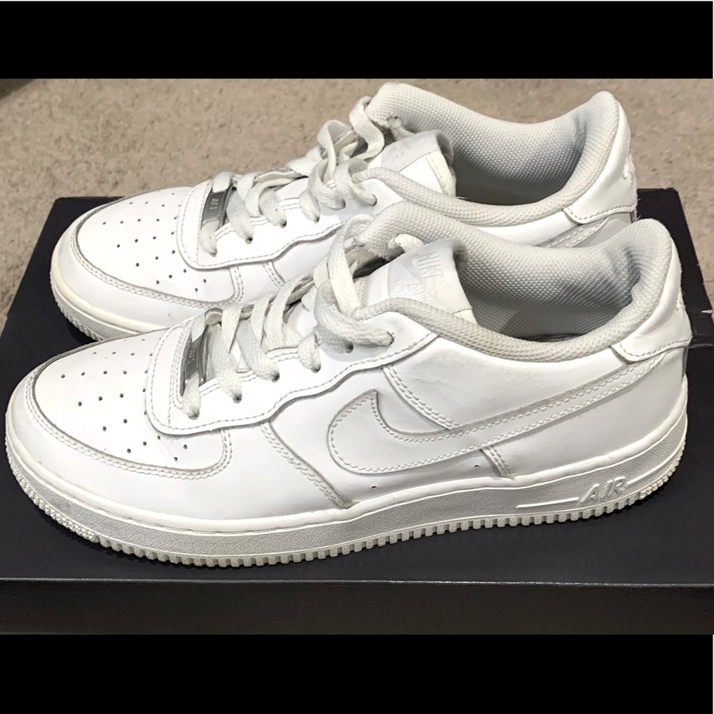 Nike Air Force Ones Size 7Y in Girls